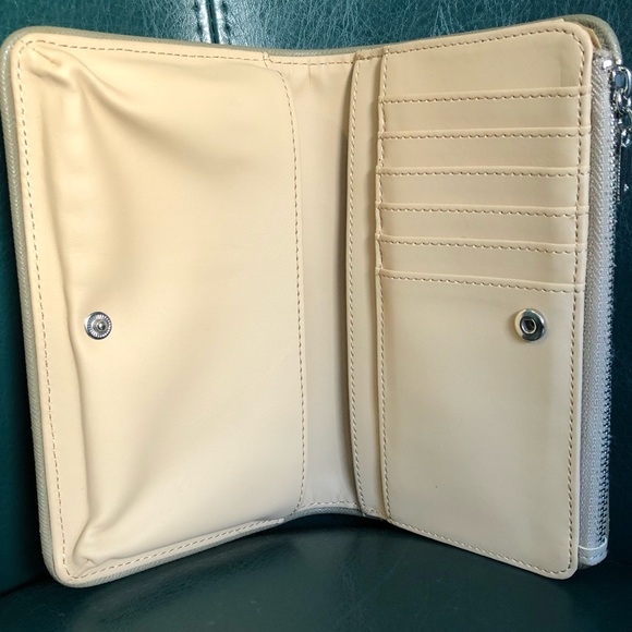 Guess Wallet - Picture 4 of 6